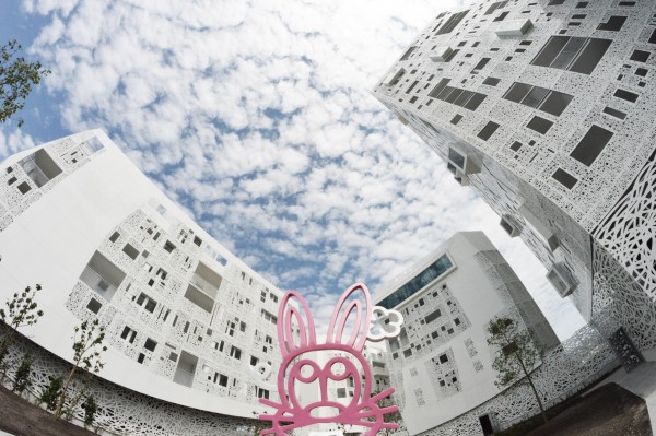 Le lapin de l'artiste Jofo qui perd la tête / Bupa Architectures  |  La part des Anges