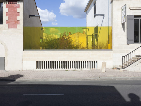 Verre jaune signal sur rue, grille de pierre (ppri) / Jean-Christophe Garcia