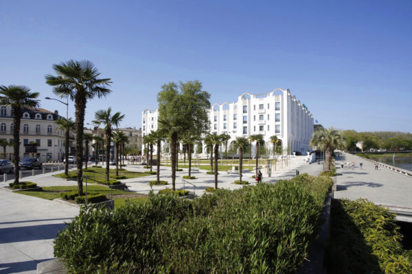 L'ouverture du balcon de l'Adour permet une reconnexion de l’hôtel avec son patrimoine naturel / Dureuil