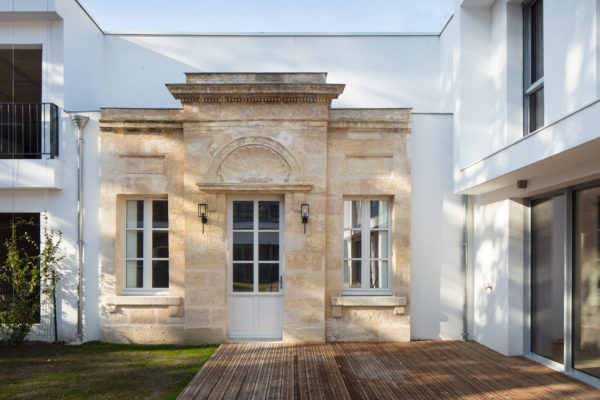 Le pavillon marque l'entrée d'une maison.  / Arthur Péquin photographe