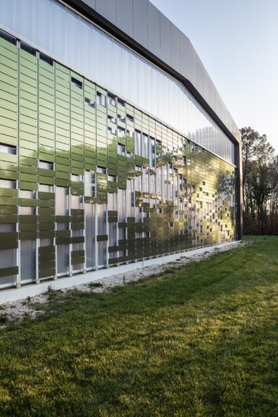 Reflets sur la façade nord-ouest / Benjamin Guénault