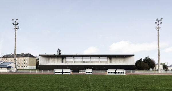 Vue Extérieure depuis le terrain de Rugby / Thibaudeau Architecte