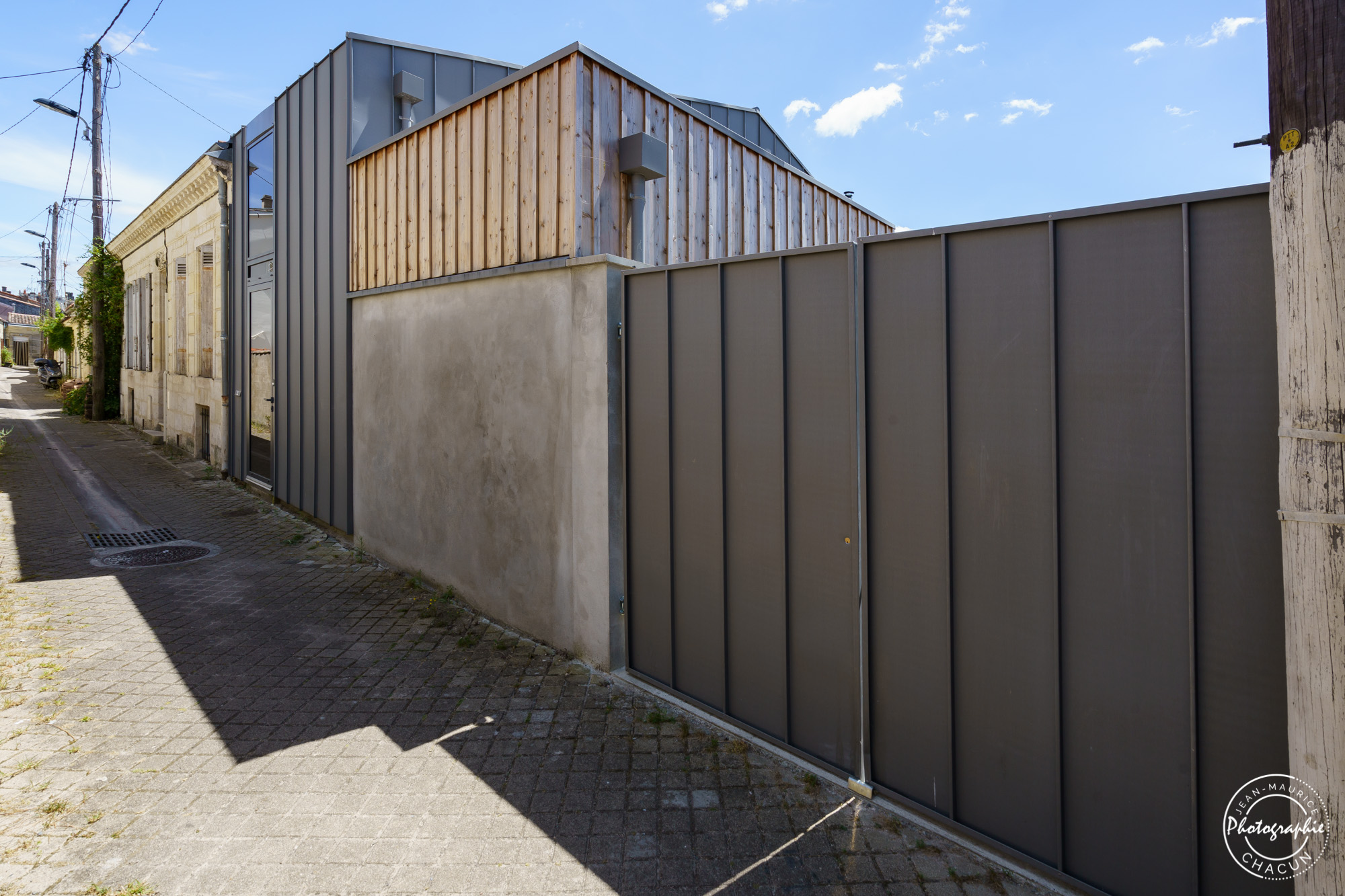 B76 - réhabilitation et extension bois et zinc - façade sur rue / Jean-Maurice CHACUN photographe