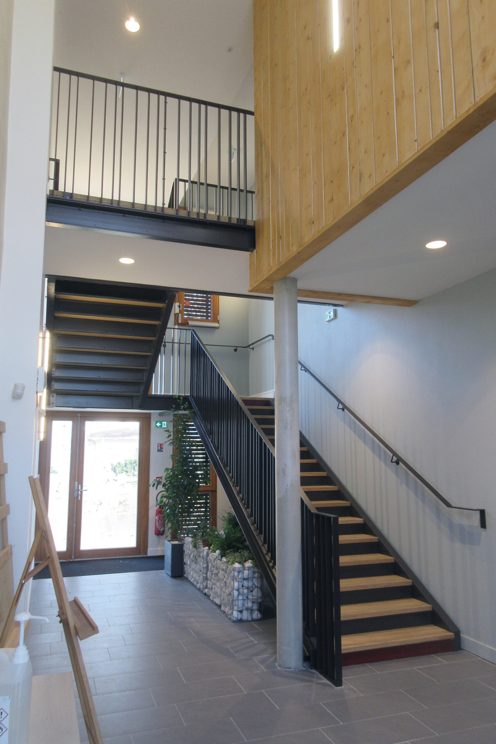 Hall d'entrée, escalier et coursive de liaison / Tratteggio architecture
