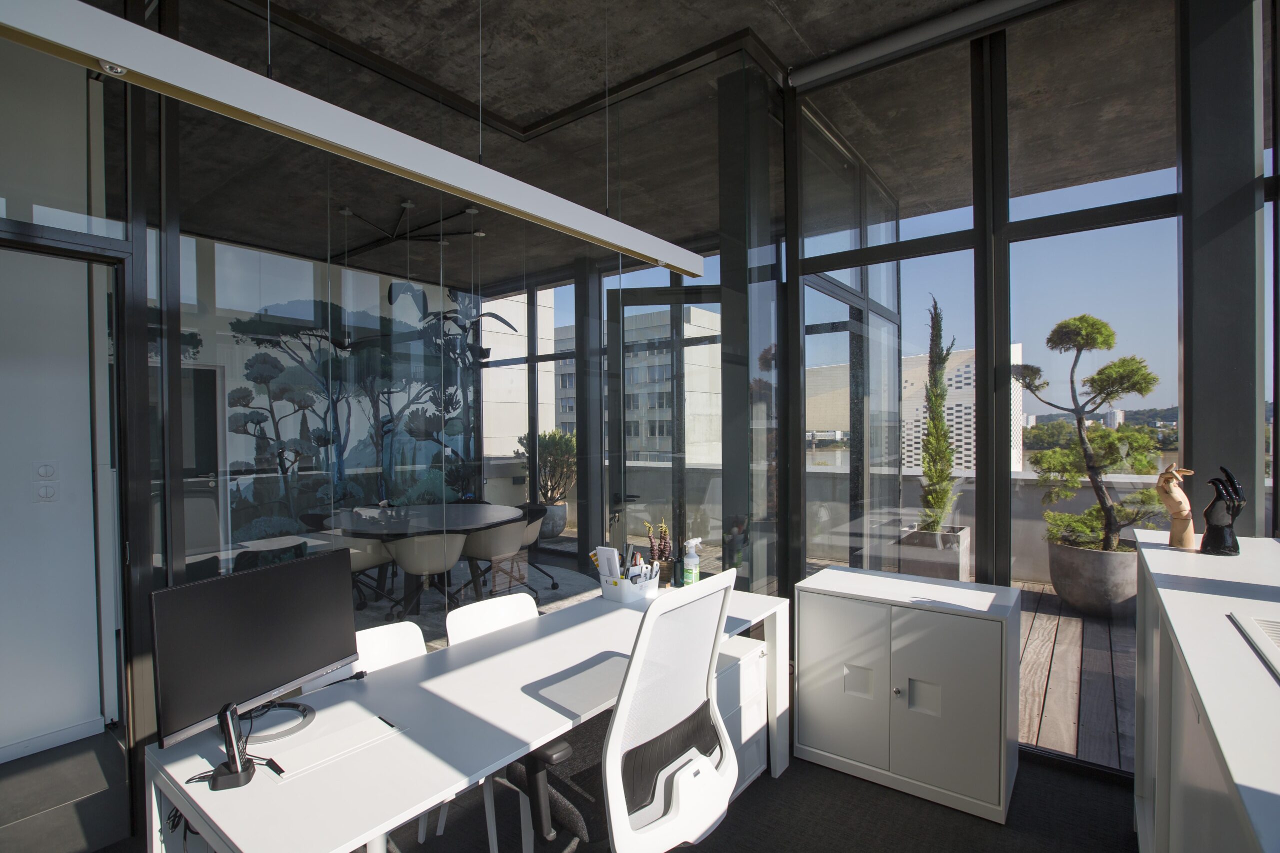 Bureau entièrement vitré donnant sur la salle de réunion de notre agence Bulle Architecte qui offre une vue directe sur la MECA / Désirode
