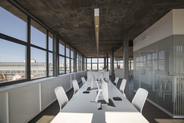 Open space de notre agence Bulle Architectes avec une vue à 360° sur la gare St Jean et la MECA / Désirode