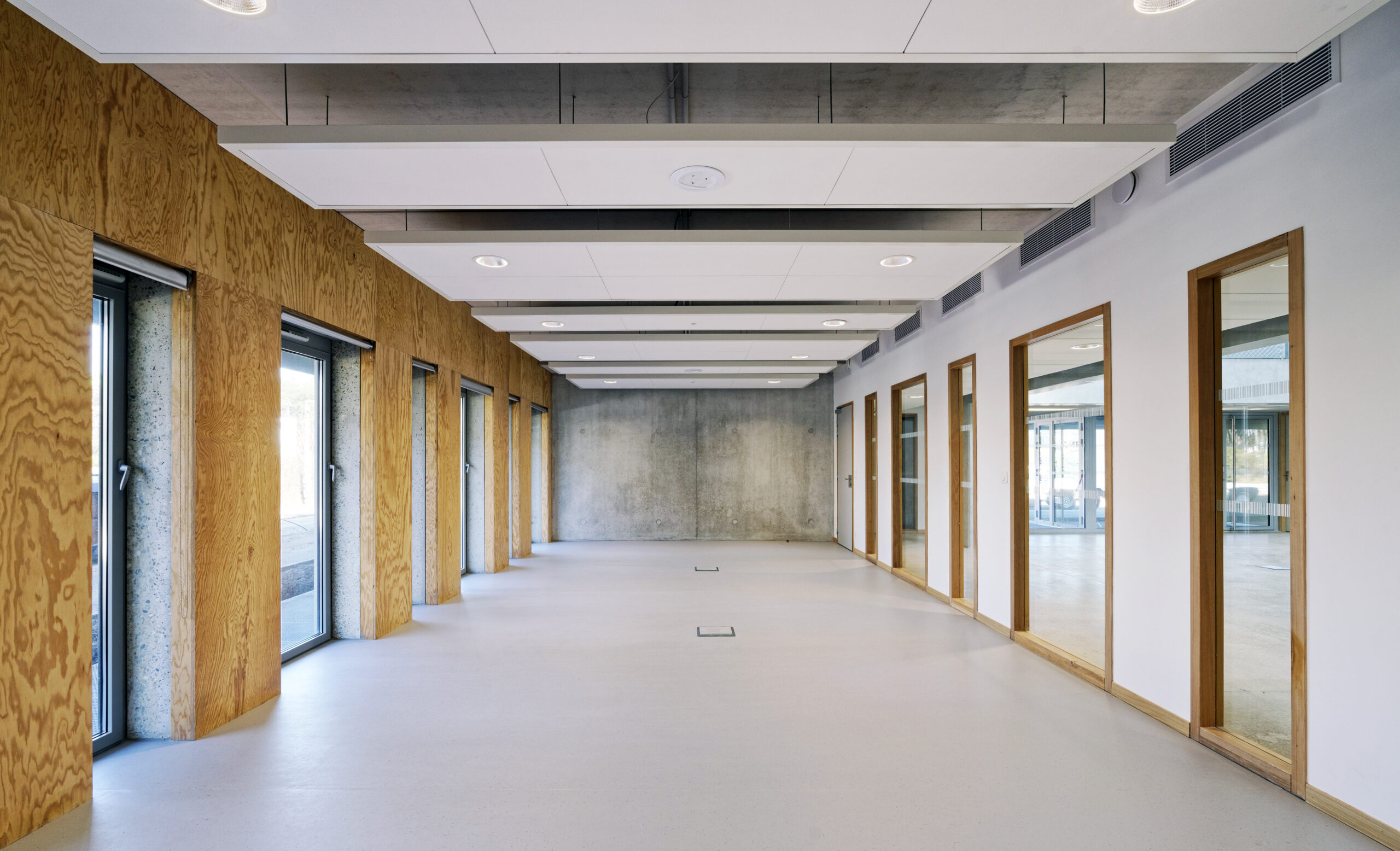 4_La lumière naturelle s’invite au cœur du bâtiment, mettant en valeur les matériaux utilisés / Vincent Monthiers